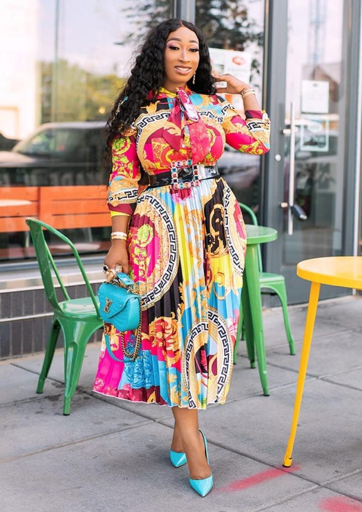African print long dress in large size with a bow-shaped collar and three-quarter sleeves